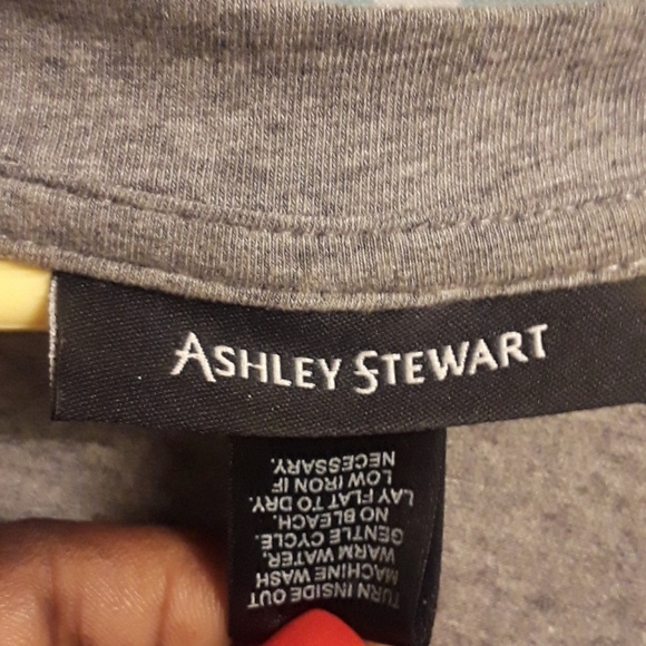 Gray sequin flower design t-shirt - Picture 4 of 5